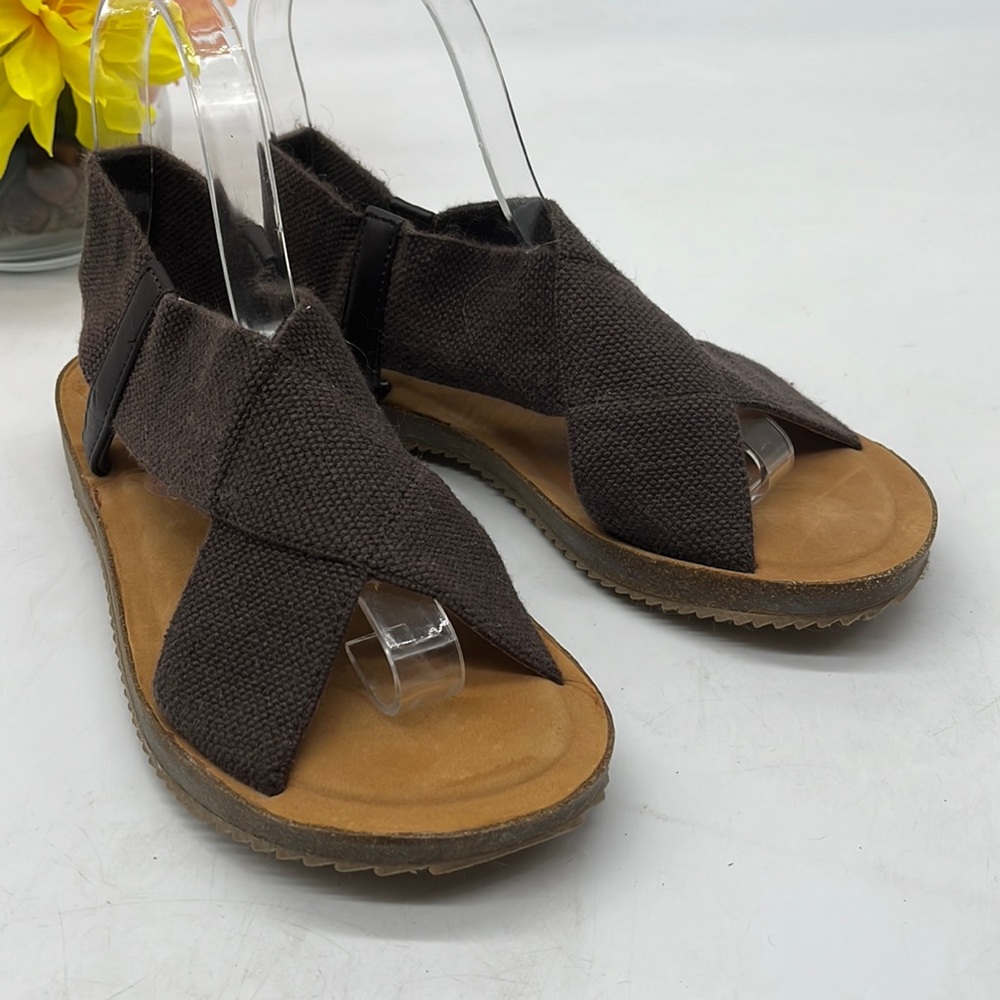 Adam Tucker Brown Canvas Criss Cross Sandals Size 7.5. MCS3142A